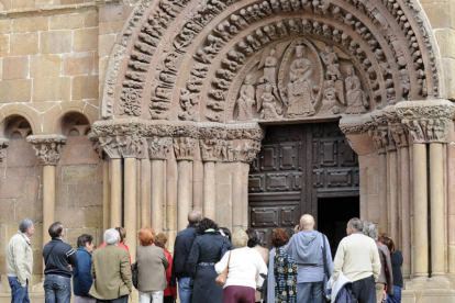 Turistas en la iglesia de Santo Domingo de la capital. /V. G. -