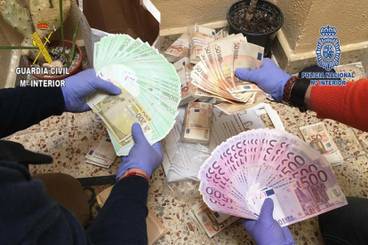 Los agentes incautaron gran cantidad de dinero en efectivo.-Ministerio del Interior