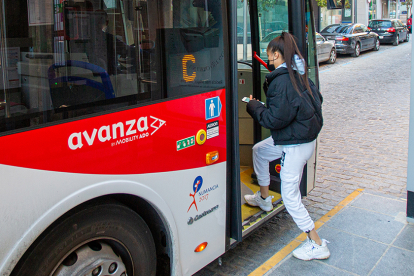 Una usuaria de la linera dominical de autobuses - MARIO TEJEDOR