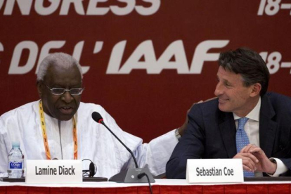 Lamine Diack, expresidente de la IAAF, con el actual, Sebastian Coe (derecha).-AP / ANDY WONG