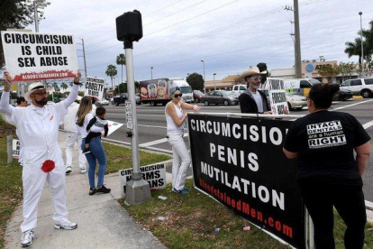 Los activistas portaban letreros que dicen Toca la bocina si amas tu prepucio o los genitales no deberían tener cicatrices.-