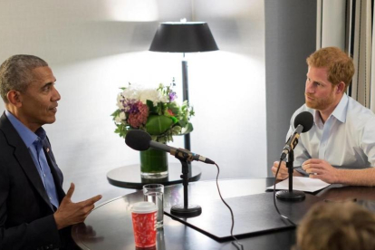 El príncipe Enrique de Inglaterra entrevista a Barack Obama para la BBC 4.-/ PERIODICO (REUTERS)