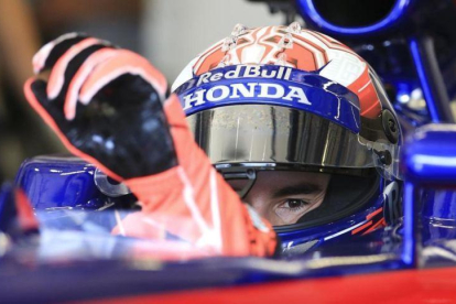 Marc Márquez se enfunda los guantes en el interior del Red Bull F-1, hoy, en Spielberg (Austria).-AFP / ERWIN SCHERIAU