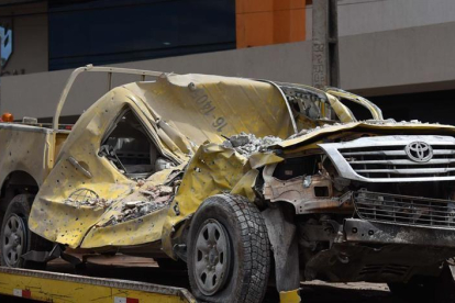 Uno de los vehículos de la firma española Prosegur, incendiado tras un millonario atraco a la empresa en Ciudad del Este (Paraguay).-EFE