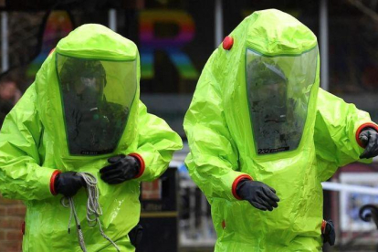 Agentes inspeccionan la zona donde se progujo el envenenamiento en Salisbury.-AFP / BEN STANSALL