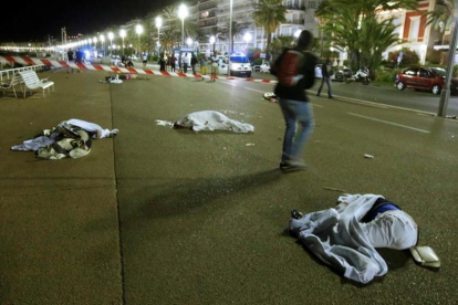 Cuerpos en el suelo después del atropello masivo en Niza, este viernes.-REUTERS / ERIC GAILLARD