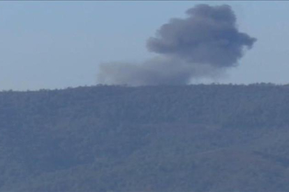 Fotograma del momento en el que cae el avión ruso derribado por Turquía.-