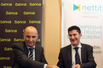 El director de Negocios de Bankia, Jaime Campos, y el consejero delegado de la consultora Everis, Carlos Ceruelo, firman un convenio de colaboración para la compensación de facturas de empresas y autónomos-Ical