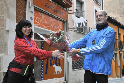 Aurora Angulo y Félix Hernández junto a la pastelería que regentan en la calle Zapatería.-VALENTÍN GUISANDE
