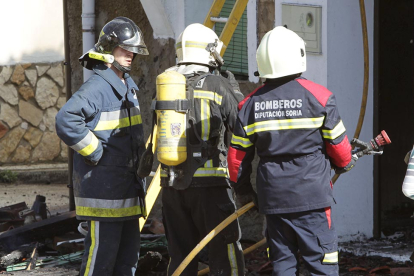 Los bomberos intervienen en un fuego en Vadillo.-HDS
