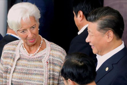 El presidente de China, Xi Jinping, charla con la directora del FMI, Christine Lagarde.-REUTERS / DAVID GRAY