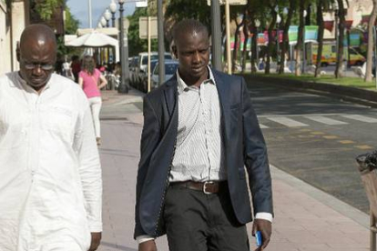 Ibrahim Sylla (derecha), hermano del mantero fallecido en Salou, a su entrada en los juzgados de Tarragona.-Foto:  XAVI MOLINER