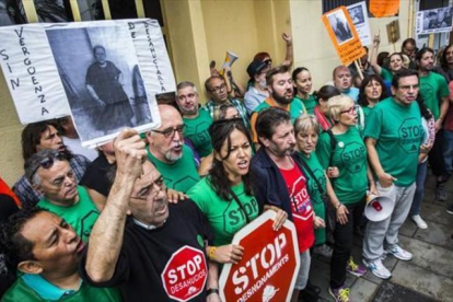 Miembros de la PAH protestan contra un desahucio en Valencia.-MIGUEL LORENZO