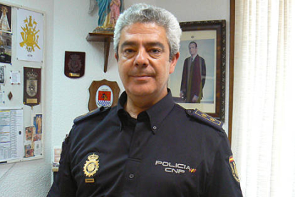 Carlos Carazo es uno de los tres policías galardonados por la FCCR. / P. C.-