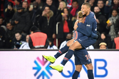 Mbappe celebra un gol del PSG con Neymar el 2 de noviembre ante el Lille.-AFP