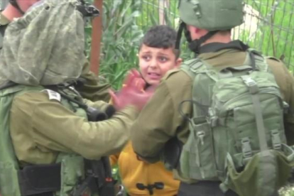 Soldados israelís detienen a un niño palestino de 8 años en Hebrón.-