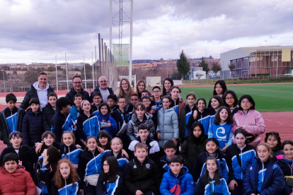 Los alumnos de Quinto de Primaria con el seleccionador nacional español Luis de la Fuente en Las Rozas. HDS