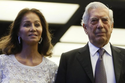 El escritor Mario Vargas Llosa y su pareja, Isabel Preysler, a su llegada este lunes a la cena con la que el escritor peruano y Premio Nobel de Literatura celebra su 80º cumpleaños en Madrid.-EFE / JUANJO MARTÍN