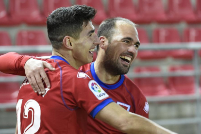 Pere Milla celebra con Unai el gol que el pasado domingo daba la victoria al Numancia ante el Cádiz.-Mario Tejedor