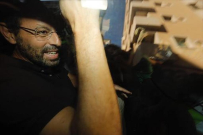 Sandro Rosell, en un coche policial, tras su detención en Barcelona.-FERRAN NADEU