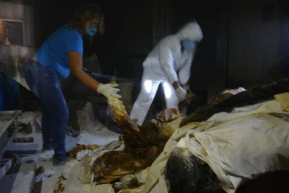 Policías y expertos en el crematorio en que se han localizado 61 cadáveres.-Foto:   EFE / FRANCISCA MEZA