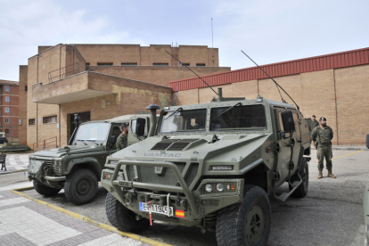 Los vehículos militares en la estación de autobuses. VALENTÍN GUISANDE