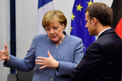 La cancillera Angela Merkel y el presidente Emmanuel Macron, en la cumbre del clima de Bonn (COP23).-JOHN MACDOUGALL (AFP)
