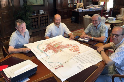 Romero, Aparicio, Bárez y Lara en la constitución de la mesa.-AYUNTAMIENTO