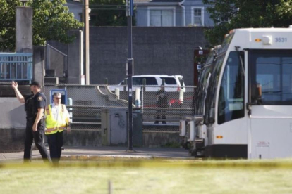 Policías que investigan el asesinato islamófobo de Portland.-JIAM RIYAN / AP