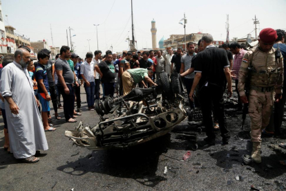 La gente se reúne en el lugar en el que ha estallado la bomba en Ciudad Sadr, Bagdad.-WISSM AL-OKILI / REUTERS