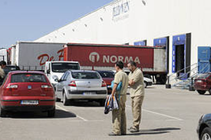 Empleados de Puertas Norma al inicio de su  jornada laboral en la factoría pinariega. / VALENTÍN GUISANDE-