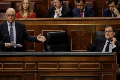 Cristóbal Montoro, en el banco azul del Congreso de los Diputados, junto a Mariano Rajoy.-EL PERIÓDICO
