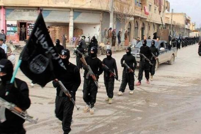 Militantes del ISIL marchan por Al Raqa, en una fecha sin determinar, en una imagen difundida este martes en una web islamista.-AP