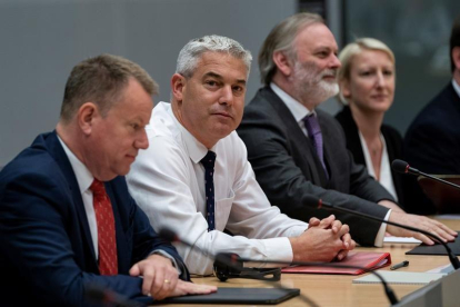 El secretario de Estado británico para el 'brexit', Stephen Barclay (segundo por la izquierda).-EFE