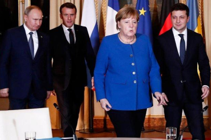 Putin, Merkel, Macron y Zelensky, antes de empezar la reunión en París.-IAN LANGSDON / POOL AFP