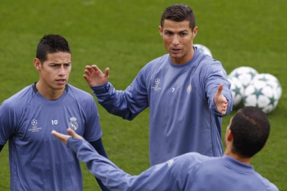 Cristiano Ronaldo, James y Pepe durante el entrenamiento de este lunes en la ciudad deportiva del Madrid.-EFE / PACO CAMPOS