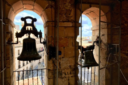 La imagen muestra claramente la situación de la campana que aparece a la derecha en la fotografía.