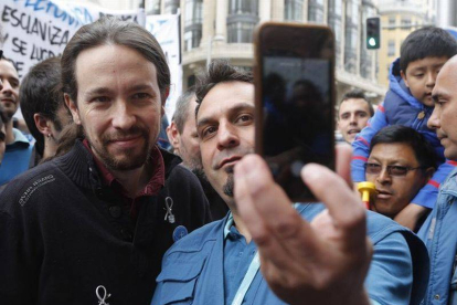 Pablo Iglesias se hace un selfie con trabajadores subcontratados de Telefónica en huelga, este viernes en Madrid.-Foto: AGUSTÍN CATALAN