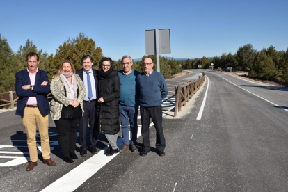 El director de Carreteras, Jesús Puerta, junto a Yolanda de Gregorio y los alcaldes.-HDS