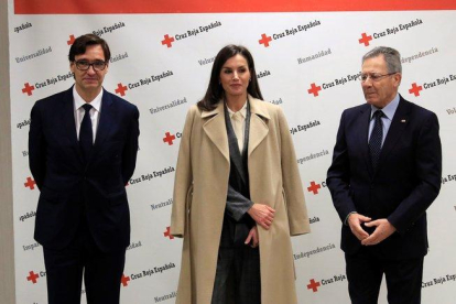 La reina Letizia (c) junto con el ministro de Sanidad, Salvador Illa (i) y el presidente de Cruz Roja Española, Javier Senent (d).-FERNANDO ALVARADO (EFE)