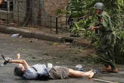 Kenji Nagai de APF intenta tomar fotografías cuando sale herido después de que la policía y los oficiales militares le dispararan durante una manifestación (2007).-REUTERS