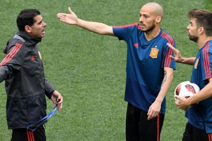 Hierro, Silva y Piqué, en el entrenamiento de España en el estadio Luzhniki de Moscú.-AFP / FRANCISCO LEONG