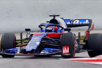 El ruso Daniil Kvyat ha revolucionado hoy los ensayos de F-1 de Montmeló al lograr el mejor tiempo con el Toro Rosso-Honda.-EFE / ALEJANDRO GARCÍA