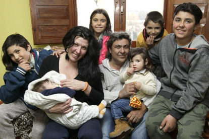 La familia en su domicilio de Los Rábanos-LUIS ÁNGEL TEJEDOR