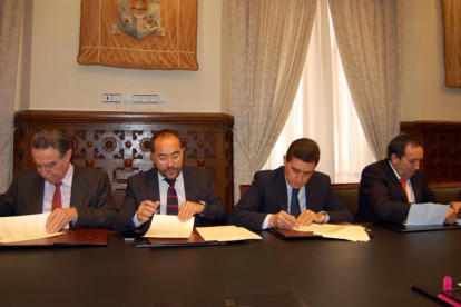 Anselmo García, Luis Rey, Carlos Martínez y Raúl Lozano, en la firma del convenio-Diputación