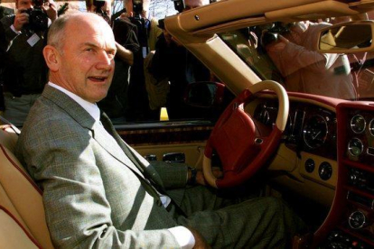 Ferdinand Piech, el alma mater del grupo Volkswagen, en un Bentley Azure.-