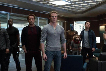 De izquierda a derecha, Ojo de Halcón, War Machine, Iron Man, el Capitán América, Nebula, Rocket, Ant-Man y la Viuda Negra, en un fotograma de Vengadores: Endgame.-