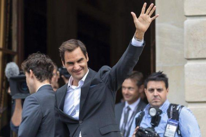 Federer saluda a los fans durante la ceremonia de apertura de la Laver Cup en Ginebra.-