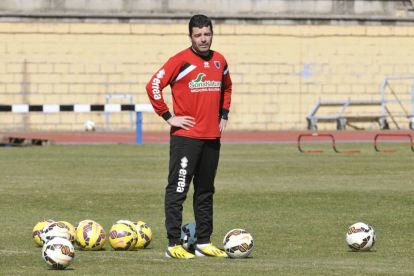 Manolo Cano durante un entrenamiento del equipo.-VALENTÍN GUISANDE
