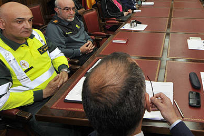 El capitán de Tráfico suspendido, Domingo Bonilla, el primero por la izquierda, en una reunión en la Subdelegación el pasado mes de junio. / V. GUISANDE-